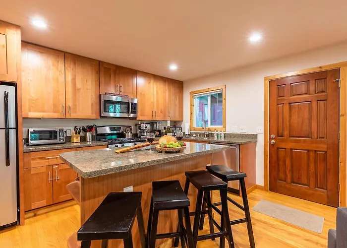 Vino Velo Retreat! Redwoods! Hot Tub!! Fire Table!! Bbq!! Game Room!! Fast Wifi!! Dog Friendly!!