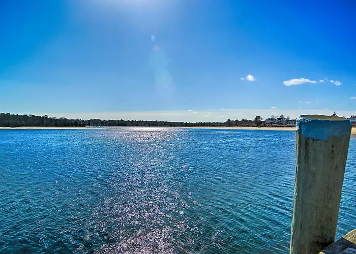 Walk To Shore: Updated Buzzards Bay Cottage!