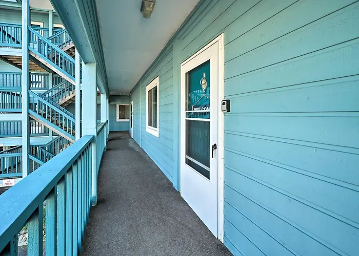 Condo W/ Balcony & Pool: Walk To 2 Beach Accesses!