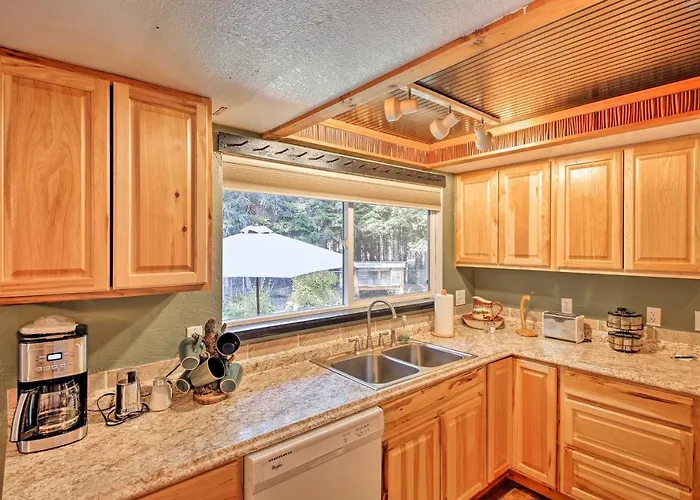 Quaint Priest Lake Cabin W/ Patio < 1 Mi To Lake!