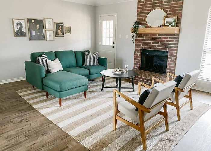 The Pearl: A Fully Updated 3 Bedroom Home Near Acu