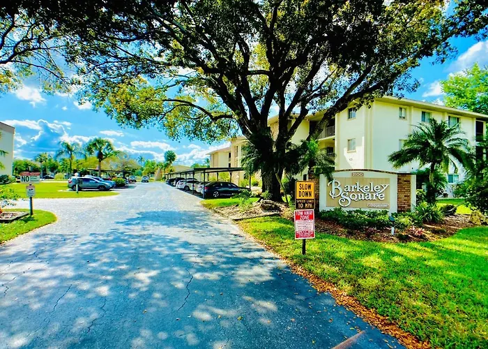 Elegant Oasis: Fort Myers Condo with Pool and Golf Access