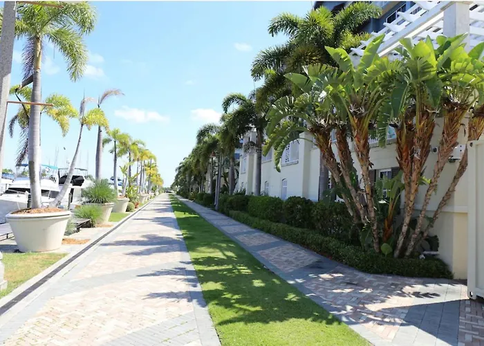 Beautiful New Luxury Townhome With Private Beach And Swimming Pools