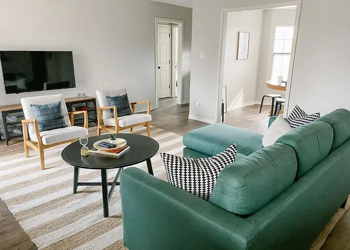 The Pearl: A Fully Updated 3 Bedroom Home Near Acu