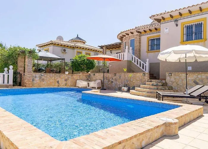 Casa Lilly-Rose: Villa Near Villamartin Plaza & Golf
