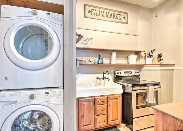 Romantic Apt Near Wineries, Golf & Lake Erie!