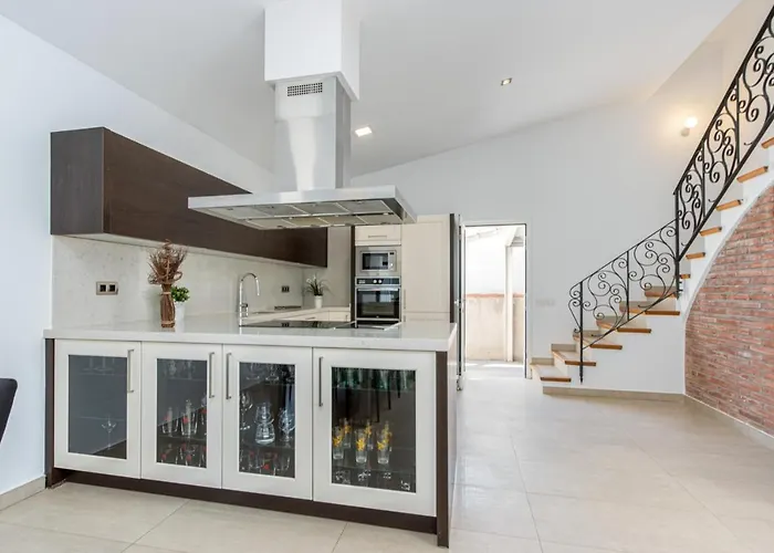 Goldhome - New House With Private Heated Pool, Parking, Wifi, Games Room