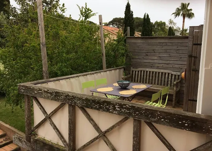 A 100M Du Village De Porquerolles, "Tete En Mer"