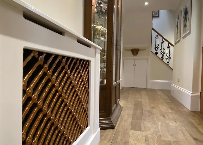 Clan Young Suite Apartment-Luxury Central Getaway!!