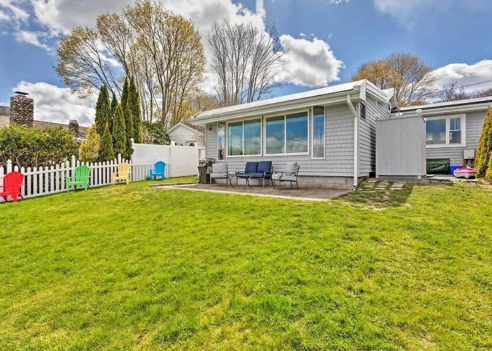Waterfront Portsmouth Cottage: 8 Mi. From Newport!