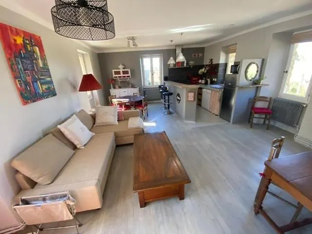 La Croquante Face Au Chateau