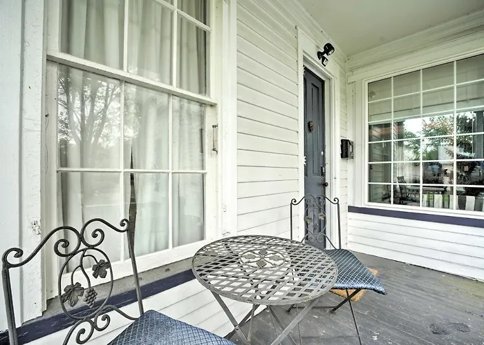 Romantic Apt Near Wineries, Golf & Lake Erie!