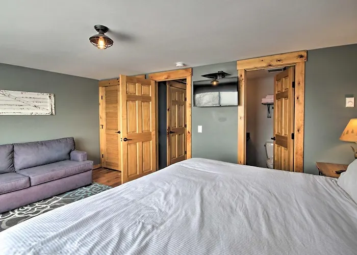 Slopeside Burke Mtn Condo W/ Amenity Access!
