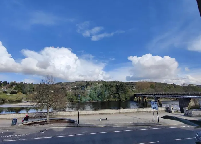 Stunning 2 Bedroom River View Apartment