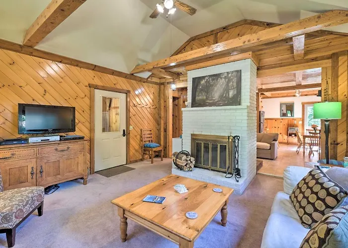 1 Mi To Downtown Bbh: Coastal Cabin W/ Deck & Yard
