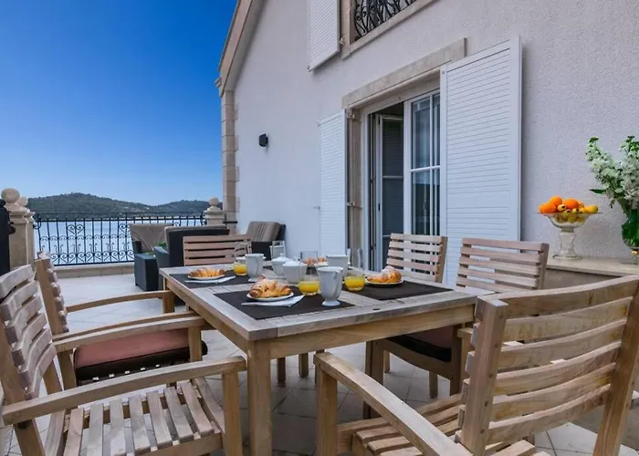 Seafront Apartment For4