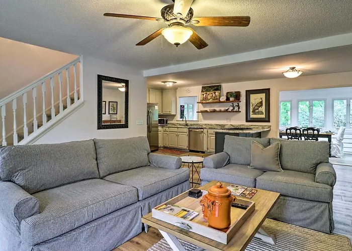 1 Mi To Downtown: Highlands Cottage W/ Sunroom