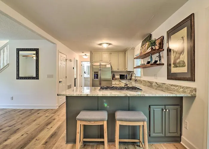 1 Mi To Downtown: Highlands Cottage W/ Sunroom