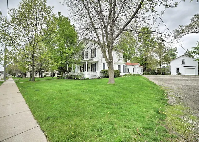 Romantic Apt Near Wineries, Golf & Lake Erie!