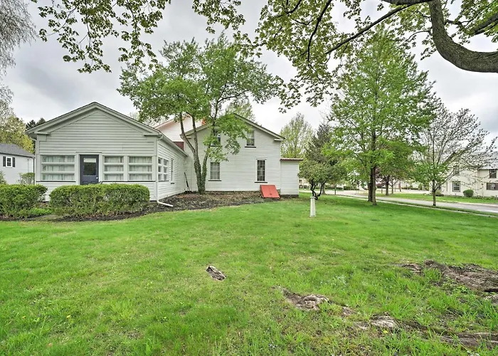 Romantic Apt Near Wineries, Golf & Lake Erie!