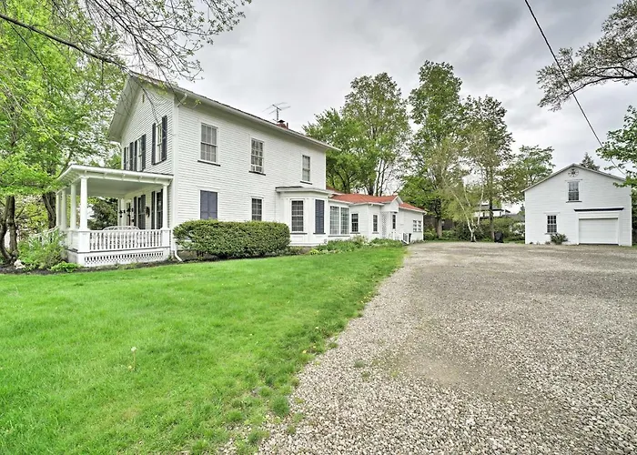 Romantic Apt Near Wineries, Golf & Lake Erie!
