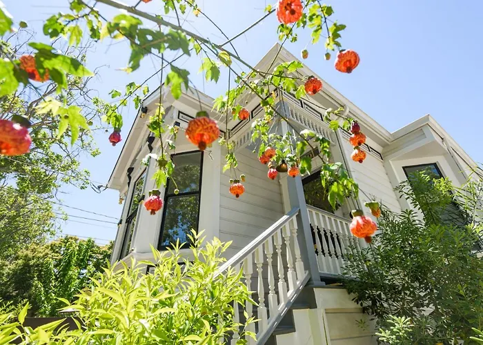Garden Level Flat In 1885 Queen Anne Victorian Cottage In Alameda