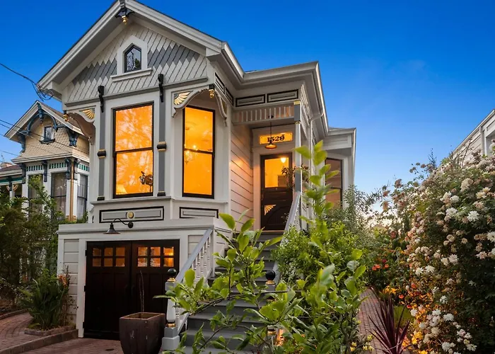 Garden Level Flat In 1885 Queen Anne Victorian Cottage In Alameda
