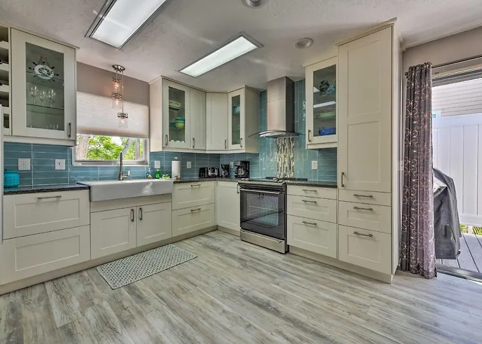 Canal-Front Gem W/ Pool & Hot Tub In Anna Maria