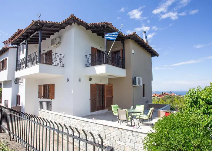 Villa Hillock: Traditional Luxury with Garden for Gatherings