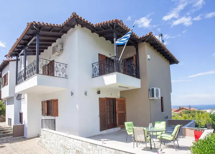 Villa Hillock: Traditional Luxury with Garden for Gatherings
