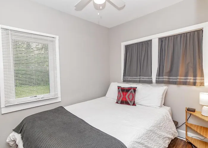 Camelback Cottage - On One Acre & Near Local Attractions