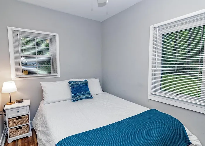 Camelback Cottage - On One Acre & Near Local Attractions
