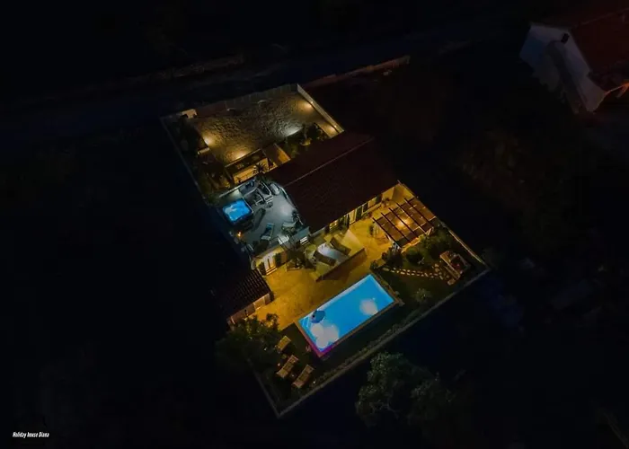 House Diana - Heated Swimming Pool And Jacuzzi