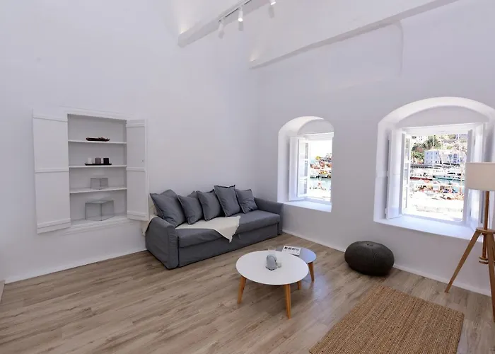 Hydra Hospitality Port Apartment