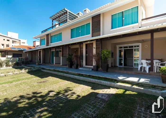 Apartamento com 02 dormitórios aqui é só trazer as malas e aproveitar as férias