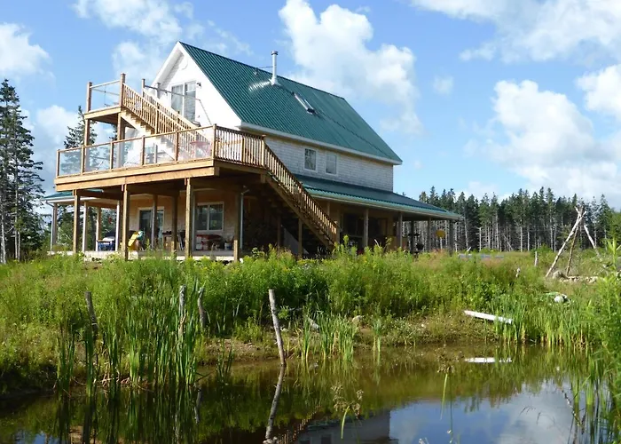 North Shore Retreat - Off-Grid - Oceanfront