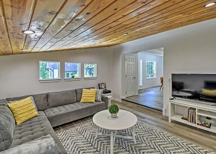 Quaint Lake Cushman Cottage W/ Private Access!
