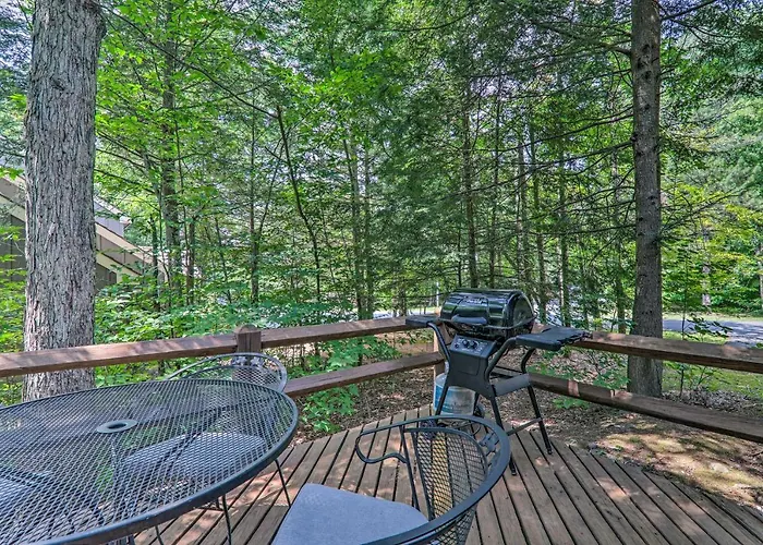 Unwind Fireside & Walk To Slopes! Poconos Getaway