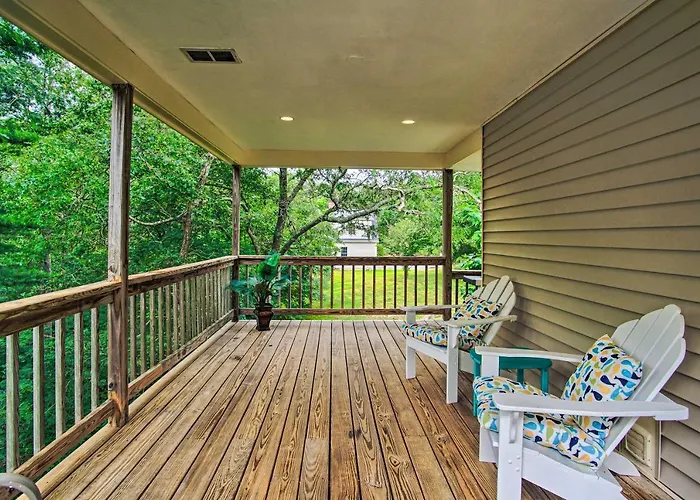 3 Mi To Beaches: Tranquil Cape Cod Escape W/ Deck