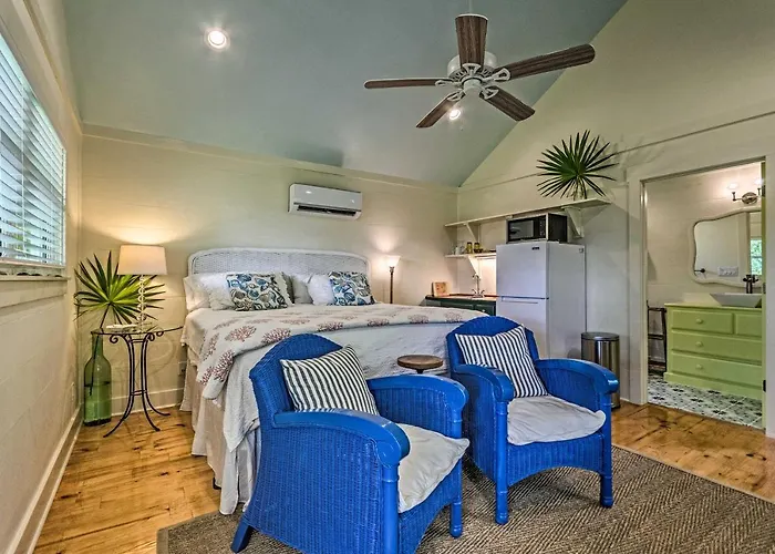 Tropical Studio: 1/4 Mi To Public Beach Access!