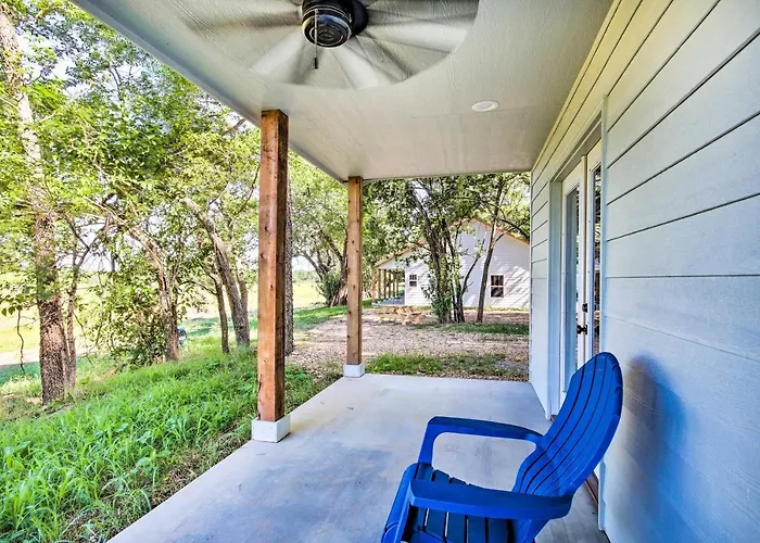 2 Mi To Marinas & Grove: Cozy Cabin W/ Grill