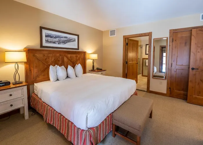 One Bedroom Condo With Large Balcony Over Mountaineer Square Condo