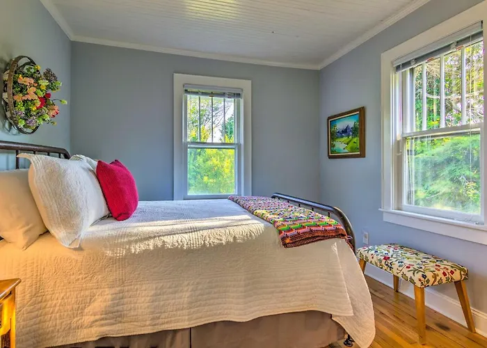 Restored Mars Hill Home On 1 Acre: Walk To Town!