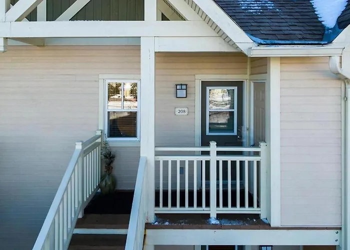 Great Location, Pool, Blue Mountain 2 Bdrm Dream