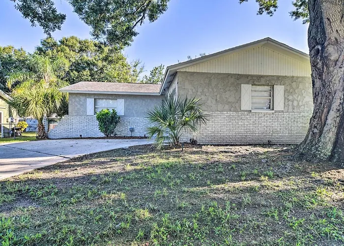 4 Mi To Indian Rocks Beach! Home W/ Screened Lanai