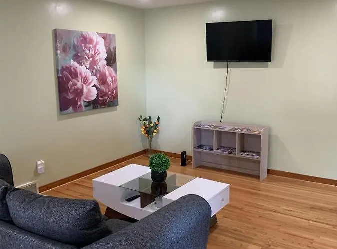 Niagara Falls Private Brick Vacation Home