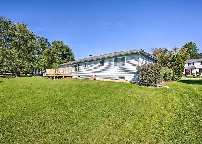 12 Mi To Hersheypark: Family Home W/ Deck!