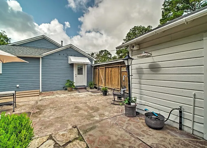 Pet-Friendly Brenham Cottage W/ Yard!