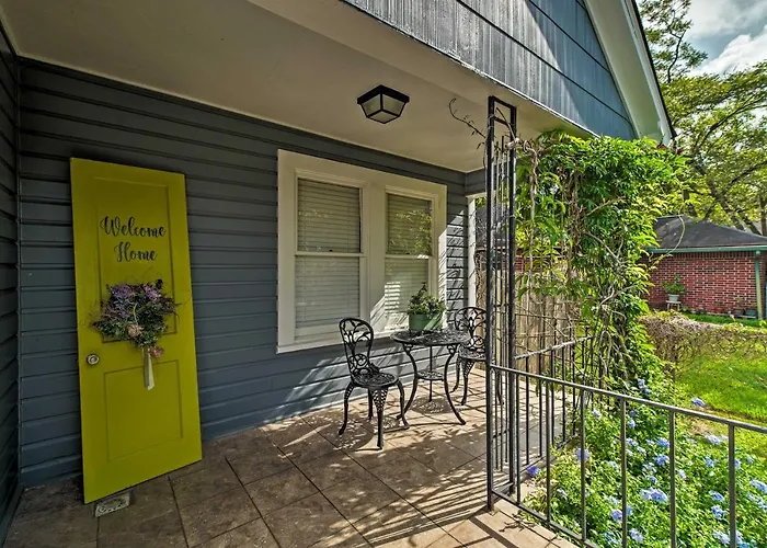 Pet-Friendly Brenham Cottage W/ Yard!