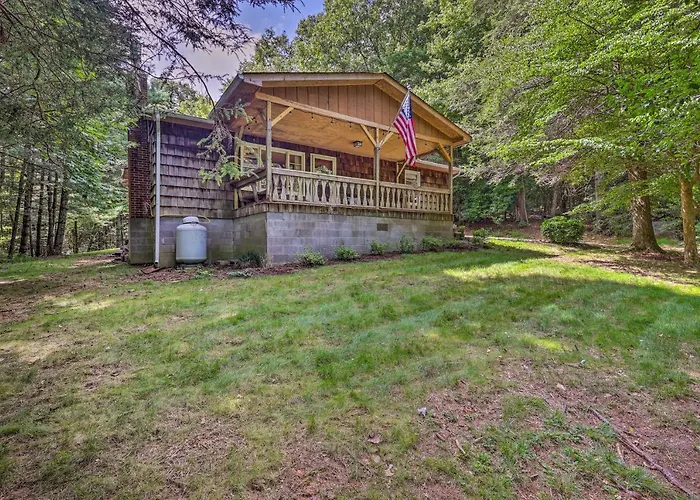 Near Hiking: Roaring Gap Retreat W/ Fire Pit!